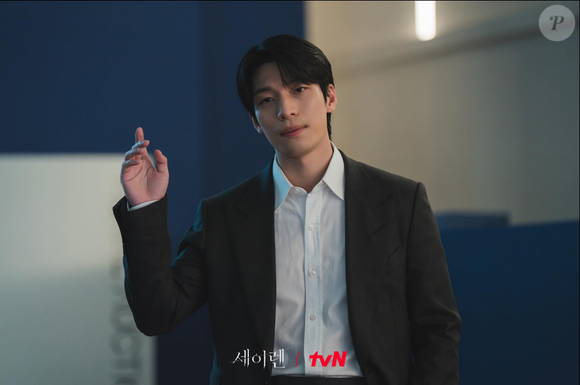 Wi Ha-joon como Cha Woo Seok em 'Beijo da Sereia': investigador implacável de fraudes de seguros, ele vê sua frieza profissional balançar ao se aproximar da principal suspeita do caso