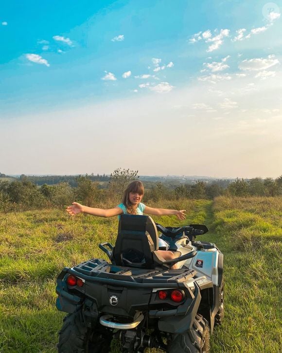 Rafaella Justus em foto de criança na fazenda do pai, Roberto Justus