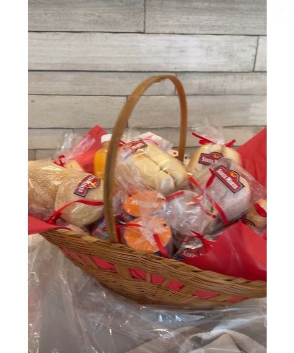 Separada de Léo Pereira, Karoline Lima acabou com mistério e mostrou que cesta de café da manhã foi presente de uma padaria