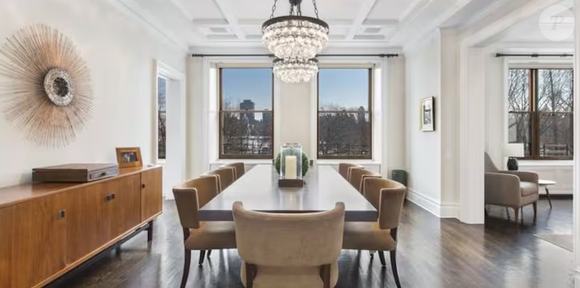 Bruce Willis tinha um luxuoso apartamento duplex de aproximadamente 550 m², com vista privilegiada para o Central Park, em Nova York. O astro de filmes de sucesso em Hollywood comprou o imóvel, mas, apenas três anos depois, decidiu vendê-lo por US$ 17,75 milhões.