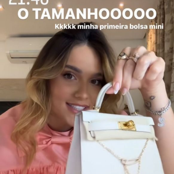 Virgínia, por sua vez, ainda não tem acesso às grandes grifes. Segundo uma consultora de luxo, "A Hermès vê uma pessoa como ela com certo desdém"