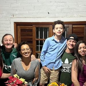 Marquito em foto com a família - sua mulher aparece ao seu lado, de roupa cinza