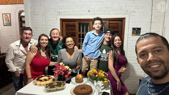 Marquito em foto com a família - sua mulher aparece ao seu lado, de roupa cinza