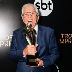 Com um terno azul marinho acetinado super elegante, Carlos Alberto de Nobrega posa após ganhar Troféu Imprensa no SBT em São Paulo