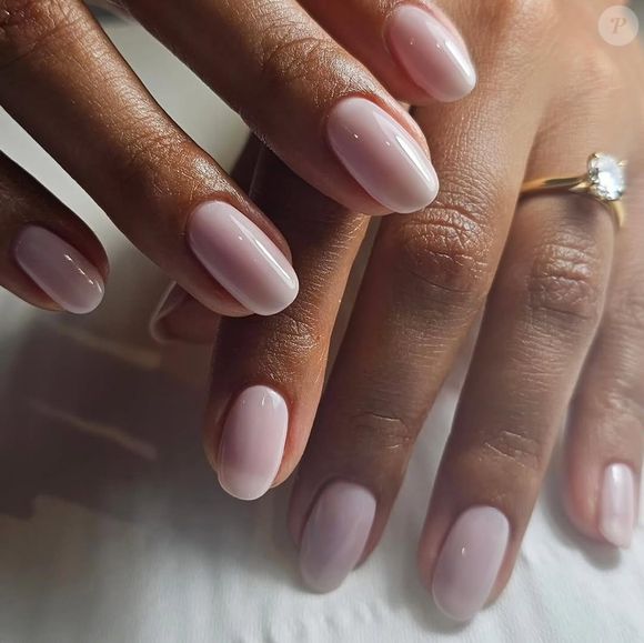 Mulheres que preferem manicures minimalistas e elegantes adoram unhas brancas leitosas