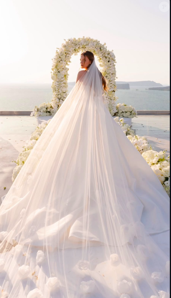 Para o casamento com Gabriel Martinelli, Isabella Rousso apostou em um vestido Galia Lahav de estilo romântico e elegante, combinado com um longo véu