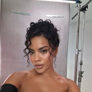 Bella Campos é adepta de penteados que valorizem sua franja