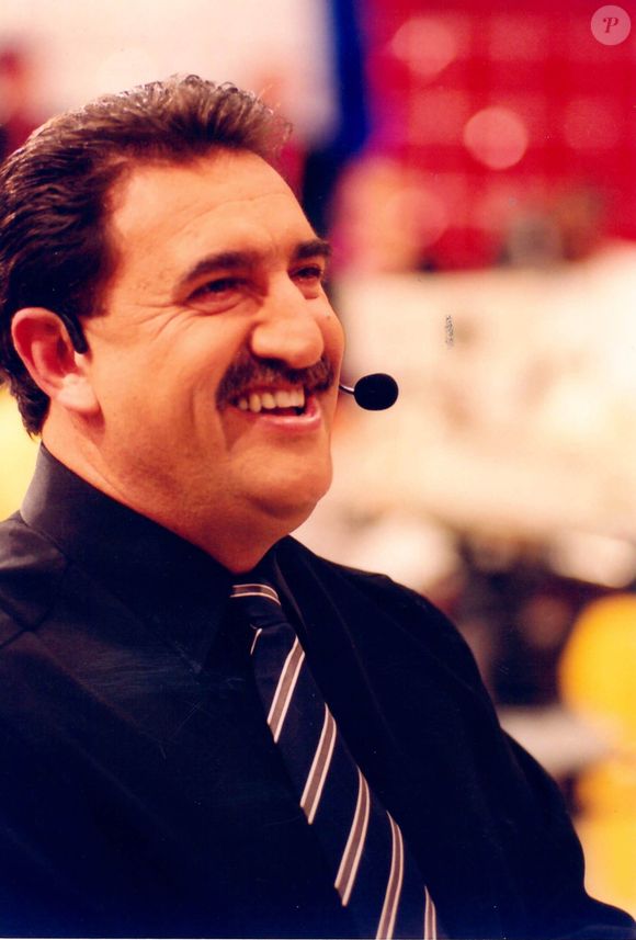 Ratinho vai ser processado por deputada e acionada por ela no MP - foto do apresentador nos anos 2000 em seu programa no SBT