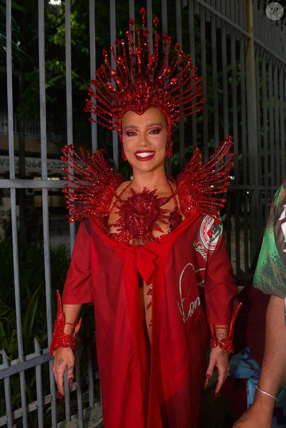 Pulseira é feita de ouro 18 quilates e custa R$ 4,3 mil, enquanto o pingente tem safiras azuis e diamantes e está avaliado em R$ 6,8 mil