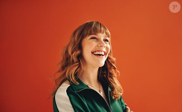 Cabelo médio com franja é uma opção mais segura para quem não quer ousar