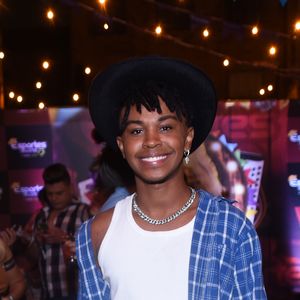 O ator Jean Paulo Campos aliou xadrez e jeans para festa de Deolane Bezerra