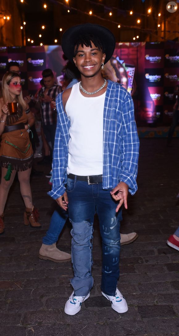 O ator Jean Paulo Campos aliou xadrez e jeans para festa de Deolane Bezerra