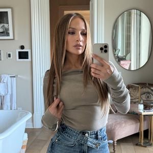 Cantora Jennifer Lopez pesa cerca de 59kg, e tem 1,64cm de altura.