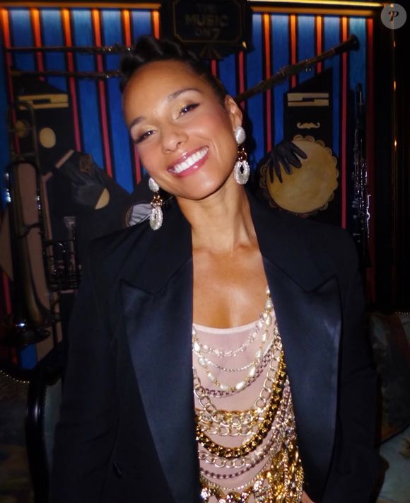 Aos 45 anos, Alicia Keys exibe pele natural e defende liberdade de escolha na beleza