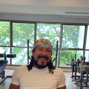 "Você não precisa puxar um trio elétrico, mas precisa de pernas fortes para subir escadas, brincar com os netos e caminhar com segurança. O princípio é o mesmo: movimento vida com qualidade e autonomia!", diz a profissional