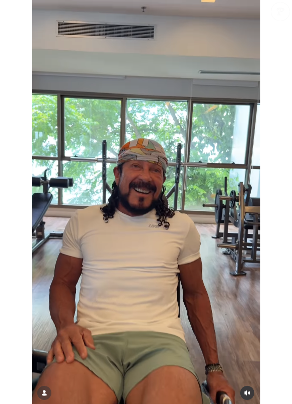 "Você não precisa puxar um trio elétrico, mas precisa de pernas fortes para subir escadas, brincar com os netos e caminhar com segurança. O princípio é o mesmo: movimento vida com qualidade e autonomia!", diz a profissional