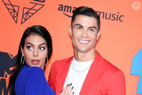 Georgina revela que amigos brincavam com música de Jennifer Lopez por demora do pedido