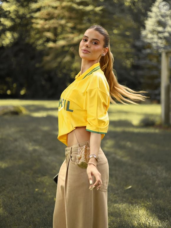 Esposa de Marquinhos, Carol Cabrino escolheu uma camiseta do Brasil oversized e usou a peça como cropped