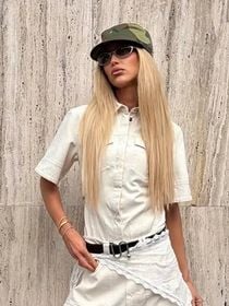 Esse erro com calças de boca larga pode fazer você parecer mais baixa, segundo especialistas em moda