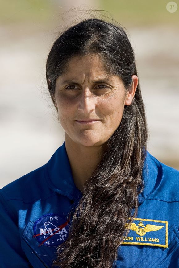 Novembro de 2006: Sunita Williams participa de um evento com a imprensa no Complexo 39B de lançamento do Centro Espacial Kennedy