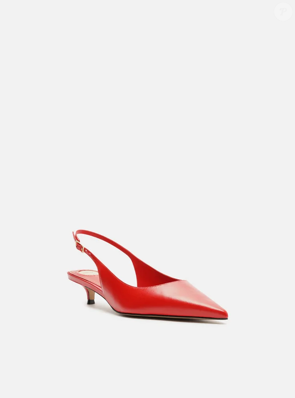 Com salto mais confortável, o modelo vermelho da Arezzo pode ser usado no dia a dia e combinado com calças wide leg ou vestidos midi de estilo camisa para uma produção de escritório