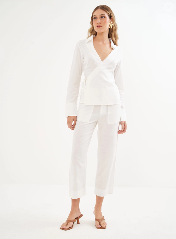 A Colcci investe na camisa transpassada com amarração lateral para criar um caimento acinturado que lembra as produções clássicas de Carolina Herrera