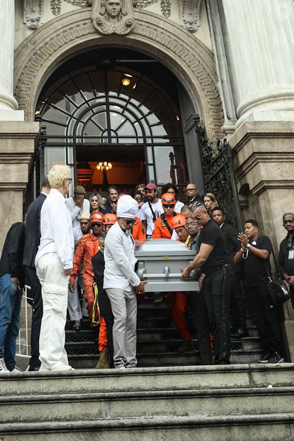 Otávio Muller ajudou a carregar o caixão de Preta Gil, segundo paparazzo presente no local