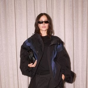 Em outro look, Livia Marques elege jaqueta bomber de R$ 17.860,80 em festa da NK Store com a grife The Attico em São Paulo