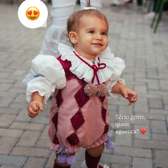 Pilar, filha de Fernanda Paes Leme e Victor Sampaio, usou um look feito exclusivamente para ela