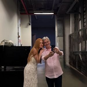 Martina Ruy Barbosa com Serginho Groismann nos bastidores do 'Altas Horas'