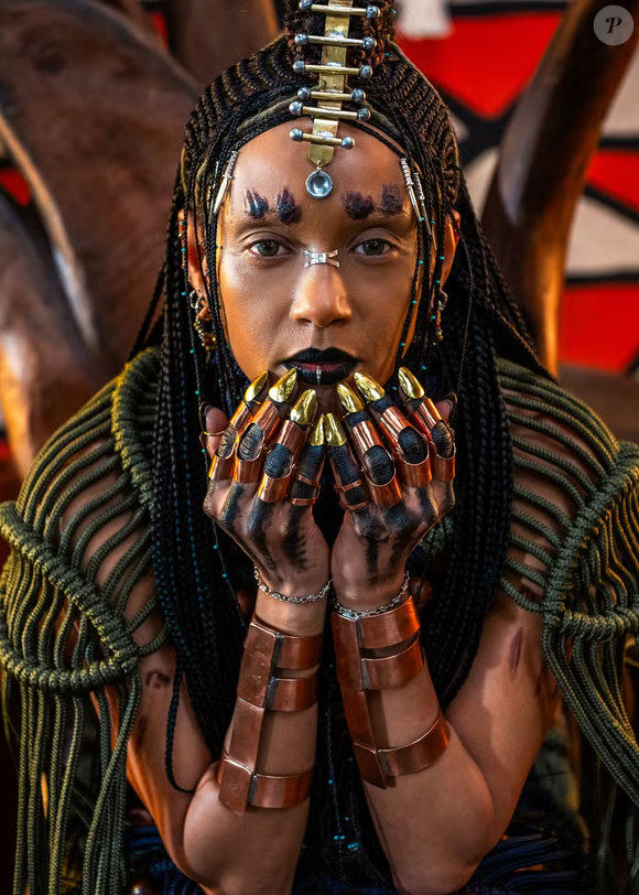 Taís Araújo surge caracterizada como Menemi, rainha do Reino de Zinga, em sua participação especial na novela 'A Nobreza do Amor', da Globo