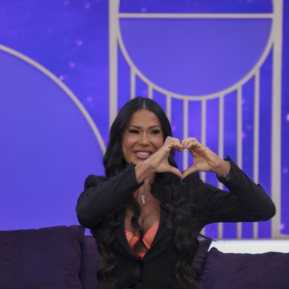 Gracyanne Barbosa comentou na entrevista do podcast: 'Hoje quero aproveitar a vida. Eu não tive essa fase de sair com as amigas, sempre trabalhei. Fazia faculdade, não passei por esse momento de tomar um drink', citou a famosa.