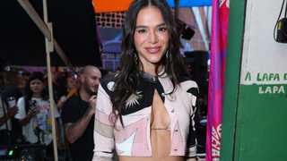 Futura rainha de bateria? Bruna Marquezine mostra samba no pé em evento e recebe elogios na web: 'Linda e sabe sambar'