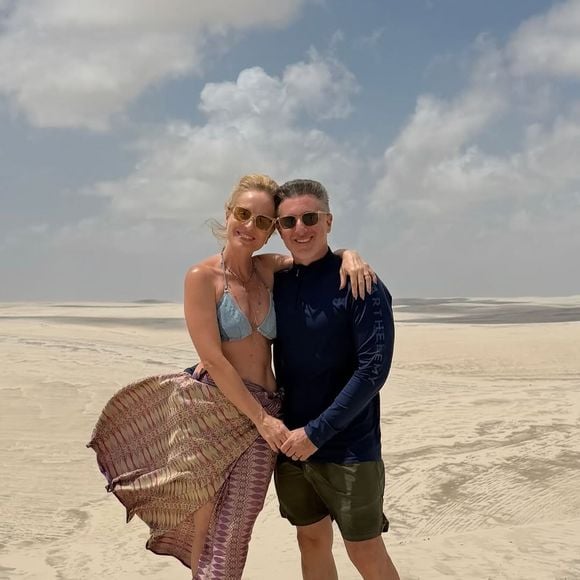 Angélica apareceu fazendo topless durante um momento de descanso ao lado do marido, Luciano Huck