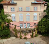 Construída entre 1932 e 1935 pelo arquiteto alemão Eugênio Brandt, a Villa Renaux, em Brusque, Santa Catarina, foi adquirida por Luciano Hang, fundador da Havan, por R$ 8,32 milhões em 2025, após quase nove anos de negociações judiciais e burocráticas, segundo informações sobre a transação