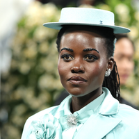 Pouca gente sabe, mas a ganhadora do Oscar Lupita Nyong’o retirou 30 miomas em uma única cirurgia; condição afeta milhões de mulheres