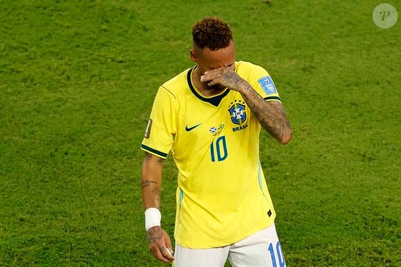 Em 2025, após sofrer momentos difíceis ligados à pressão profissional e emocional, o atacante revelou que buscou ajuda psicológica.