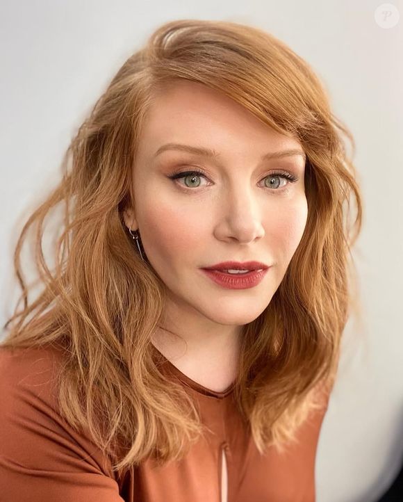 O formato assimétrico da clavícula pode ser adaptado a qualquer formato de rosto, e seu comprimento também pode ser ajustado em alguns centímetros, levando em consideração o comprimento do pescoço