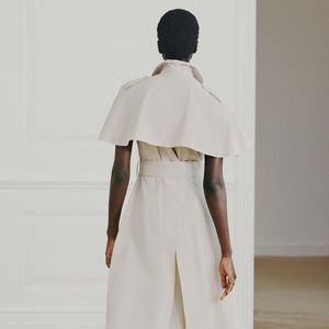 Com cinto de amarração e modelagem evasê, o vestido camisa camel-claro da Zara transforma uma peça clássica em uma aposta elegante e atual
