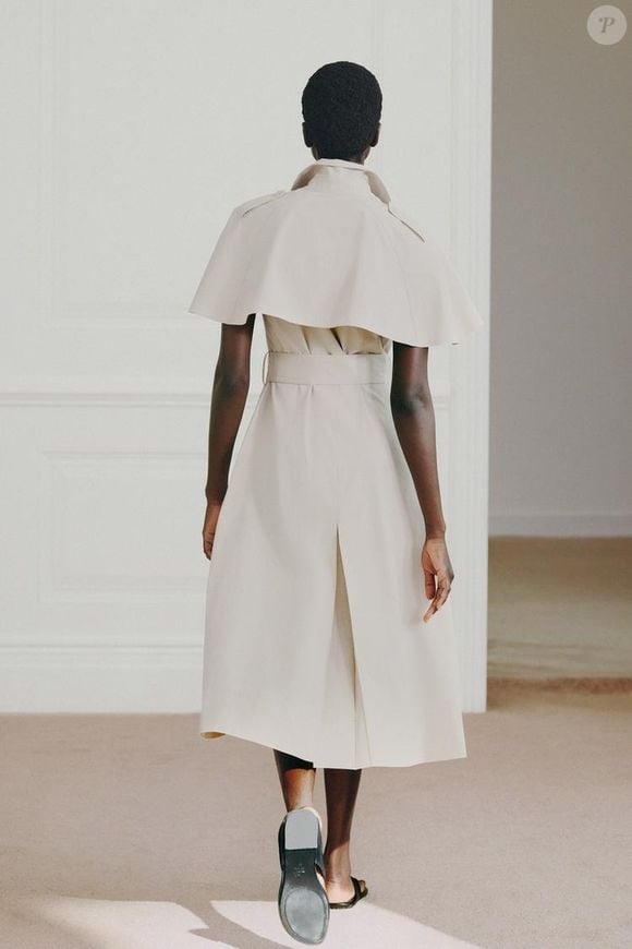 Com cinto de amarração e modelagem evasê, o vestido camisa camel-claro da Zara transforma uma peça clássica em uma aposta elegante e atual