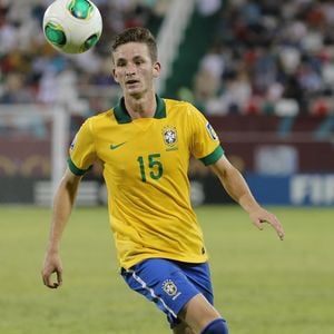 Léo Pereira fez sua estreia no futebol de forma bem diferente. Nesta foto, ele disputava a Copa do Mundo sub-17