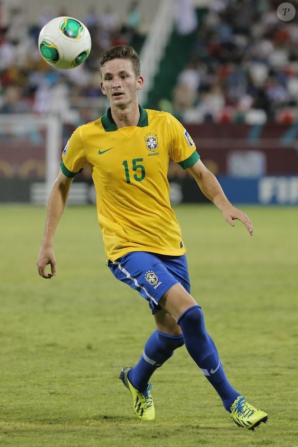 Léo Pereira fez sua estreia no futebol de forma bem diferente. Nesta foto, ele disputava a Copa do Mundo sub-17