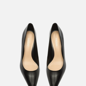 Para quem gostou do estilo elegante visto em Bruna Marquezine, a Arezzo surge como alternativa mais acessível com um scarpin clássico de couro por R$ 179,90, mantendo a proposta sofisticada sem pesar no bolso