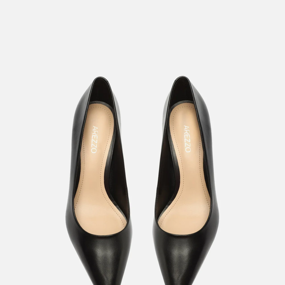 Para quem gostou do estilo elegante visto em Bruna Marquezine, a Arezzo surge como alternativa mais acessível com um scarpin clássico de couro por R$ 179,90, mantendo a proposta sofisticada sem pesar no bolso