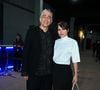 Protagonista da novela 'Quem Ama Cuida', Leticia Colin foi com o marido, Michel Mellamed, ao show de Rosalía