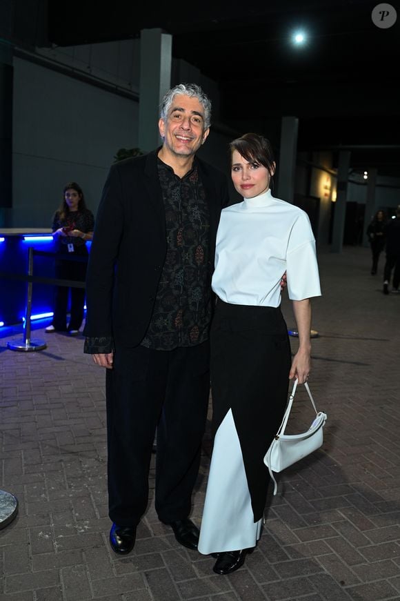 Protagonista da novela 'Quem Ama Cuida', Leticia Colin foi com o marido, Michel Mellamed, ao show de Rosalía