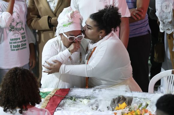 Flora Cruz, filha do sambista, consolou a mãe com abraços e beijos