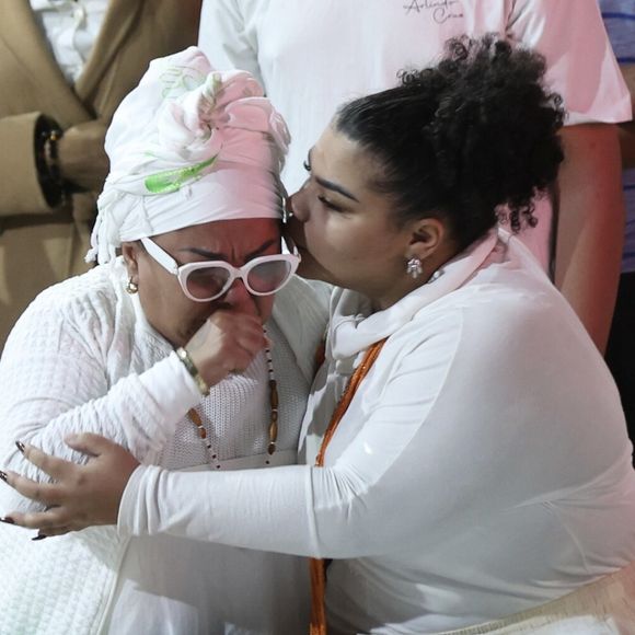 Flora Cruz, filha do sambista, consolou a mãe com abraços e beijos