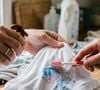 Água, amônia e detergente podem ser usados em uma mistura caseira para tentar remover manchas de cor transferidas de uma peça para outra durante a lavagem