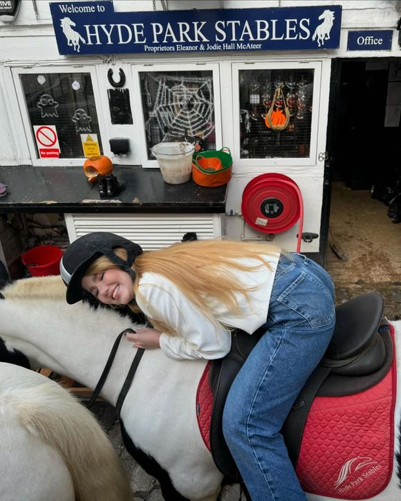 Marcela Tomaszewski, novo affair de Dado Dolabella, é fluente em inglês e espanhol e fala bem o italiano